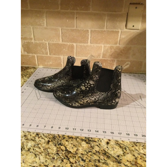 Women's Time and Tru Rain Boots Size 10 Black and White Snake Print - Picture 1 of 4